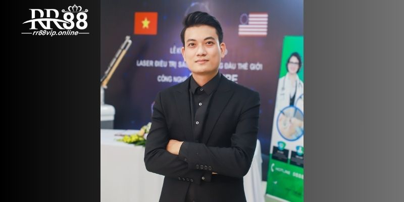 Vương Bá Khang là người gốc Hà Nội, nhưng vào Nam lập nghiệp